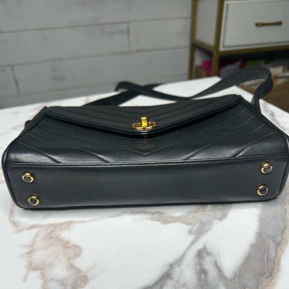 🚫SOLD🚫 Vintage Chanel Envelope Turnlock Lambskin Bag - Picture 13 of 16
